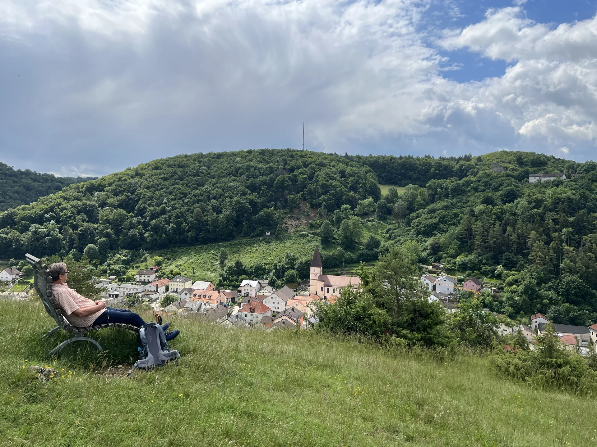 Beim Betrachten von Ort und Ruine Mörnsheim | © DAV Augsburg Senioren