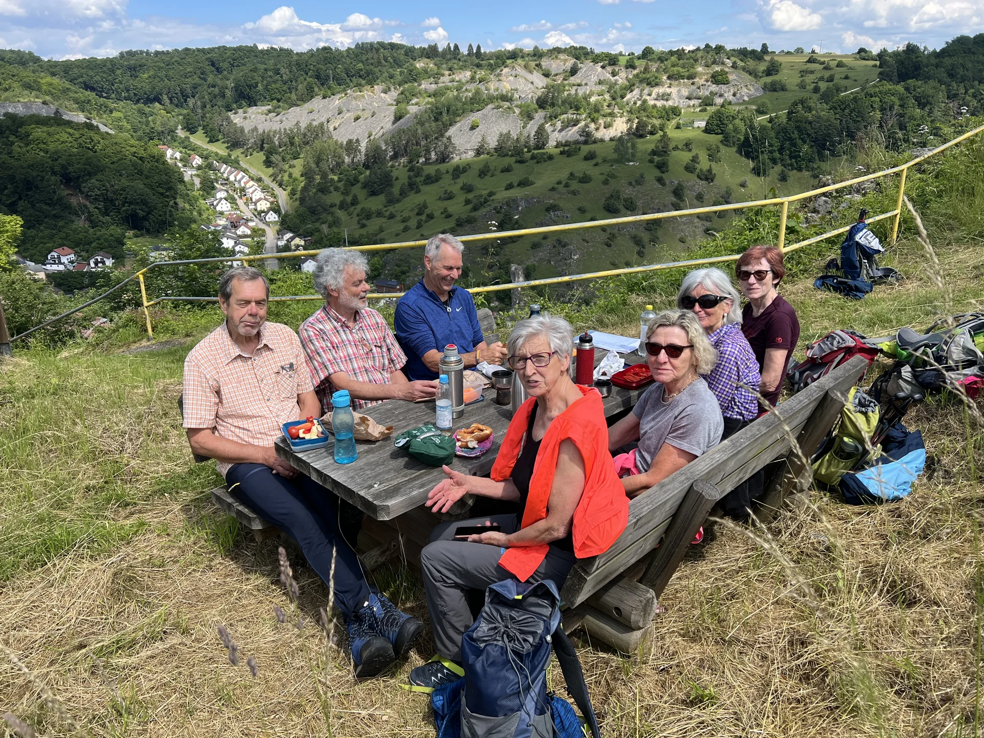Mittagsrast in der Ruine Mörnsheim | © DAV Augsburg Senioren