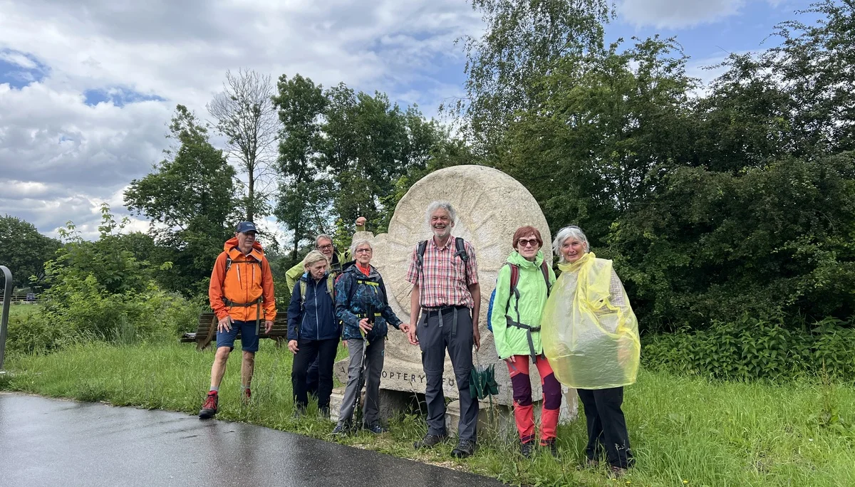 Nach dem Regenschauer am Archaeopteryx-Denkmal | © DAV Augsburg Senioren