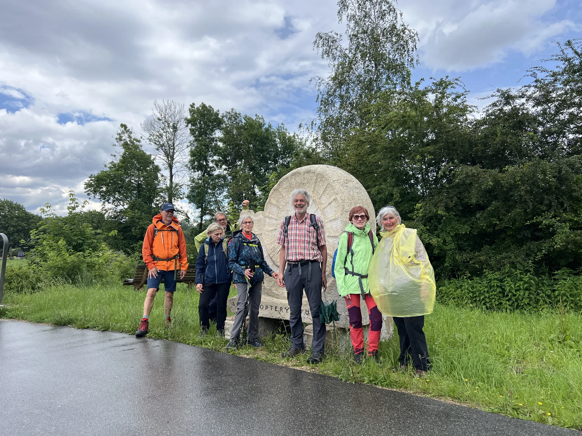 Nach dem Regenschauer am Archaeopteryx-Denkmal | © DAV Augsburg Senioren