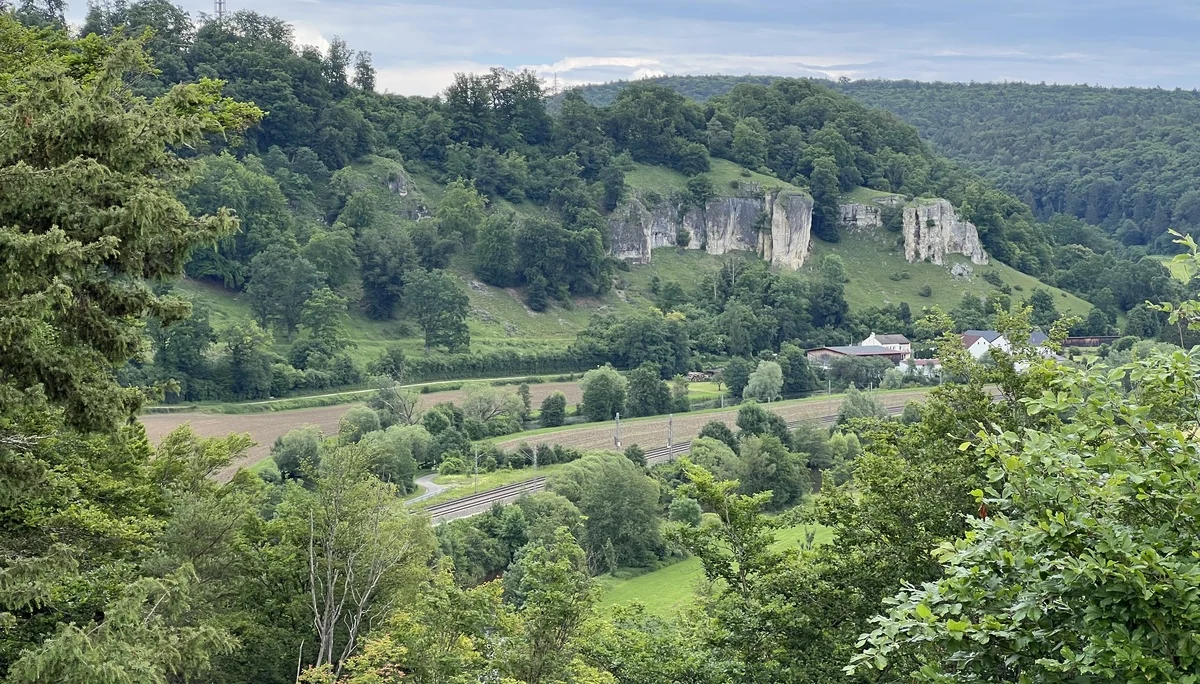 Felsen und Schienen im Altmühltal bei Hagenacker | © DAV Augsburg Senioren