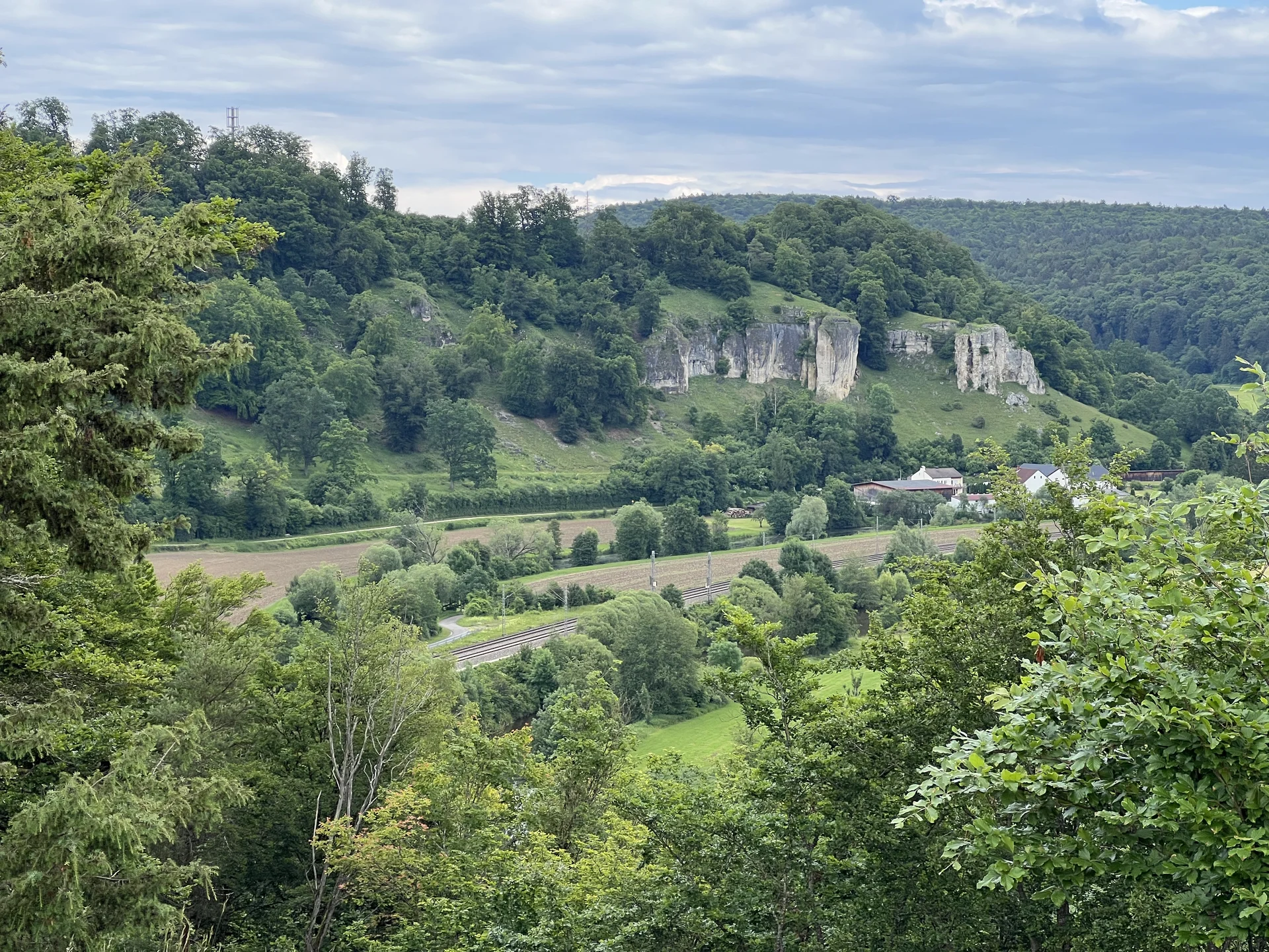 Felsen und Schienen im Altmühltal bei Hagenacker | © DAV Augsburg Senioren