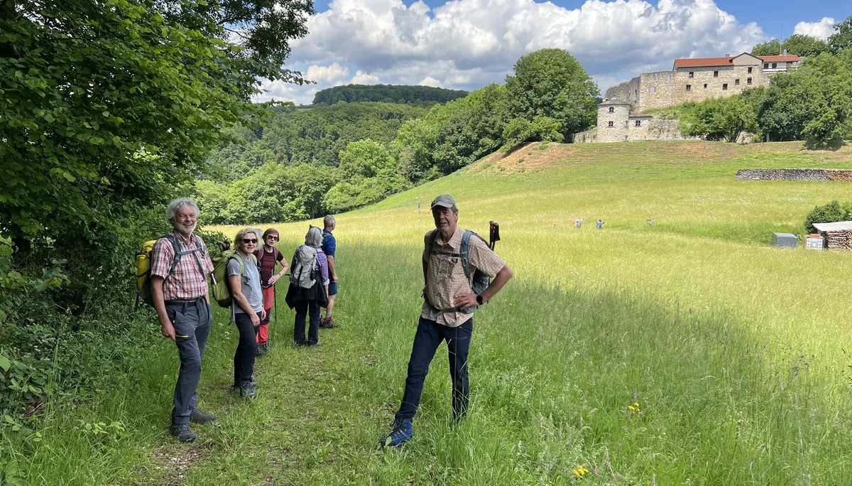 Die Ruine Mörnsheim zeigt sich von ihrer renovierten Seite | © DAV Augsburg Senioren
