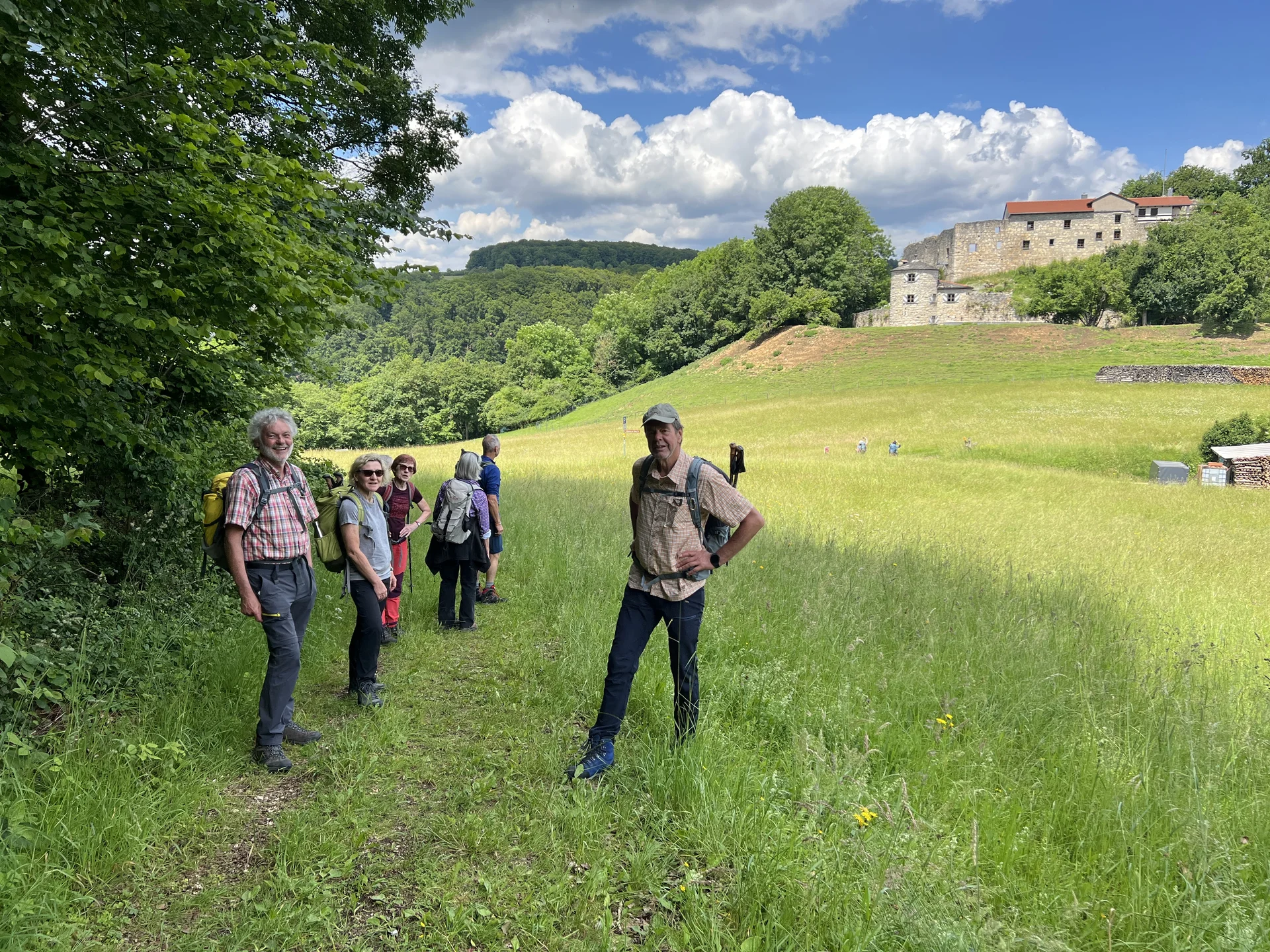 Die Ruine Mörnsheim zeigt sich von ihrer renovierten Seite | © DAV Augsburg Senioren
