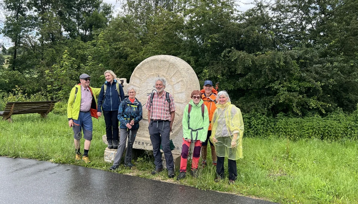 Nach dem Regenschauer am Archaeopteryx-Denkmal | © DAV Augsburg Senioren