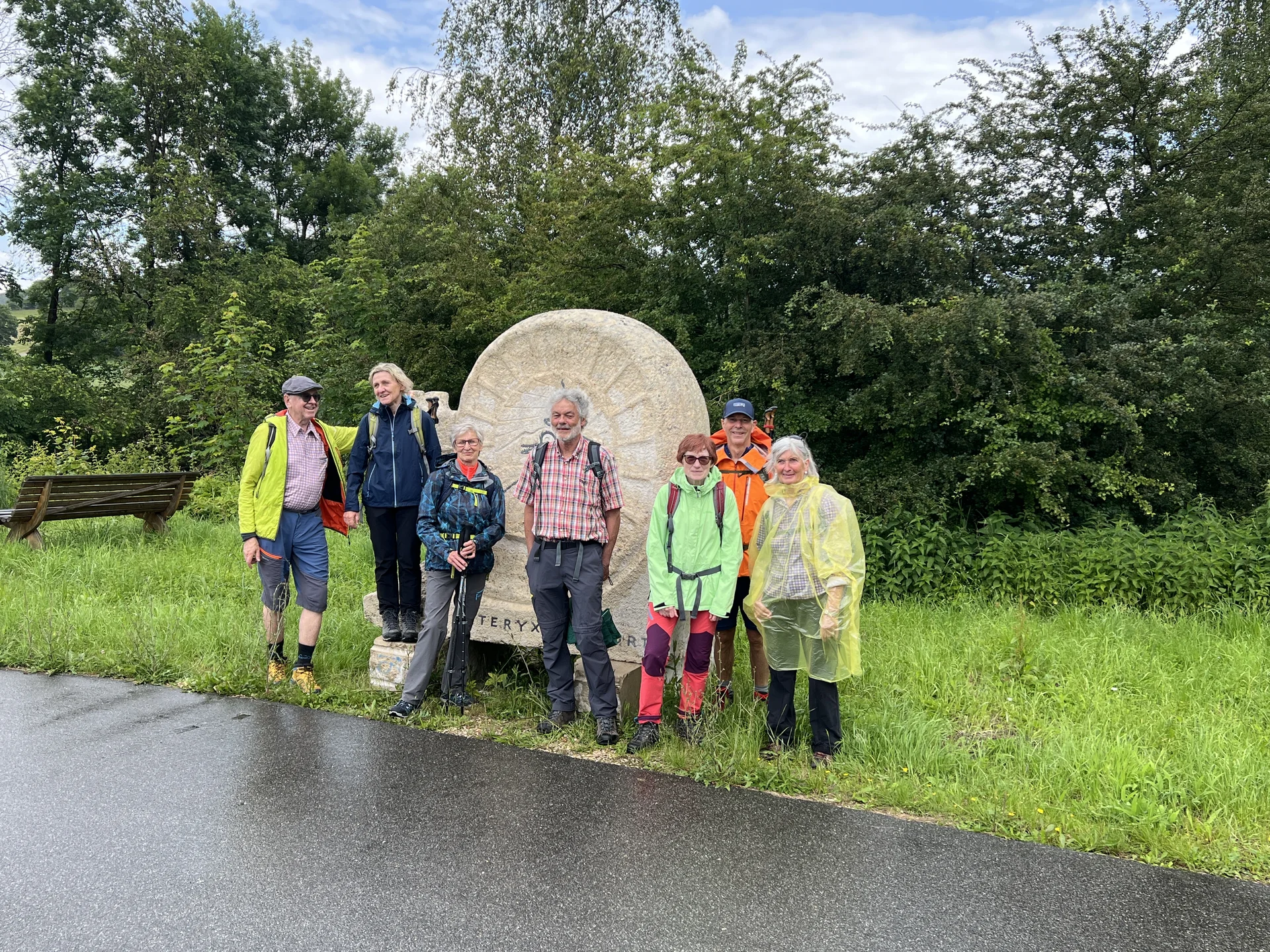 Nach dem Regenschauer am Archaeopteryx-Denkmal | © DAV Augsburg Senioren