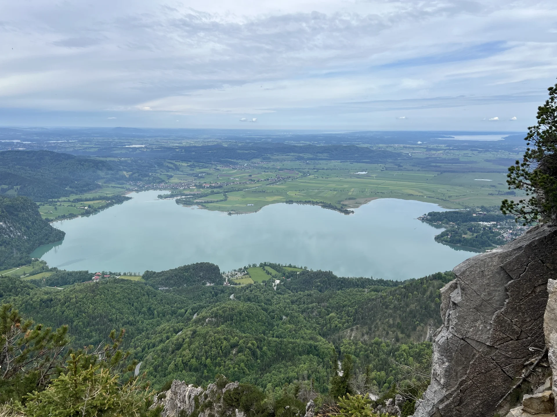 Aufstieg zum Jochberg - Blick auf Kochelsee und Voralpenland | © DAV Augsburg Senioren