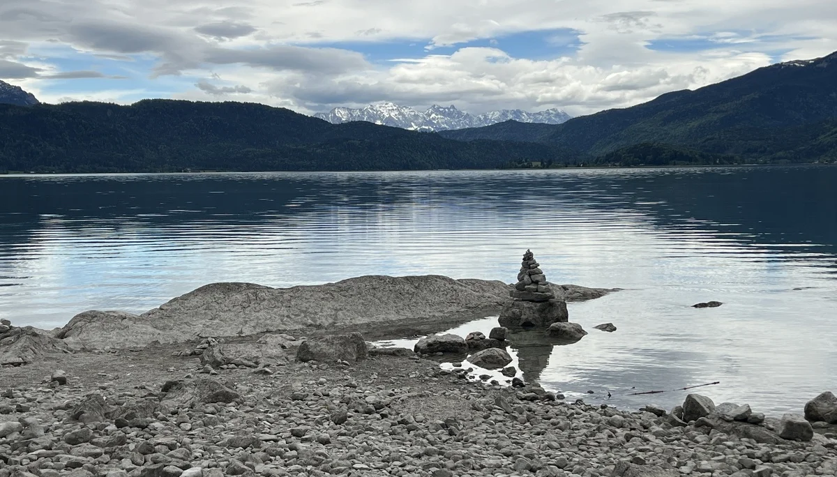 Am Walchensee, im Hintergrund das Wettersteingebirge | © DAV Augsburg Senioren