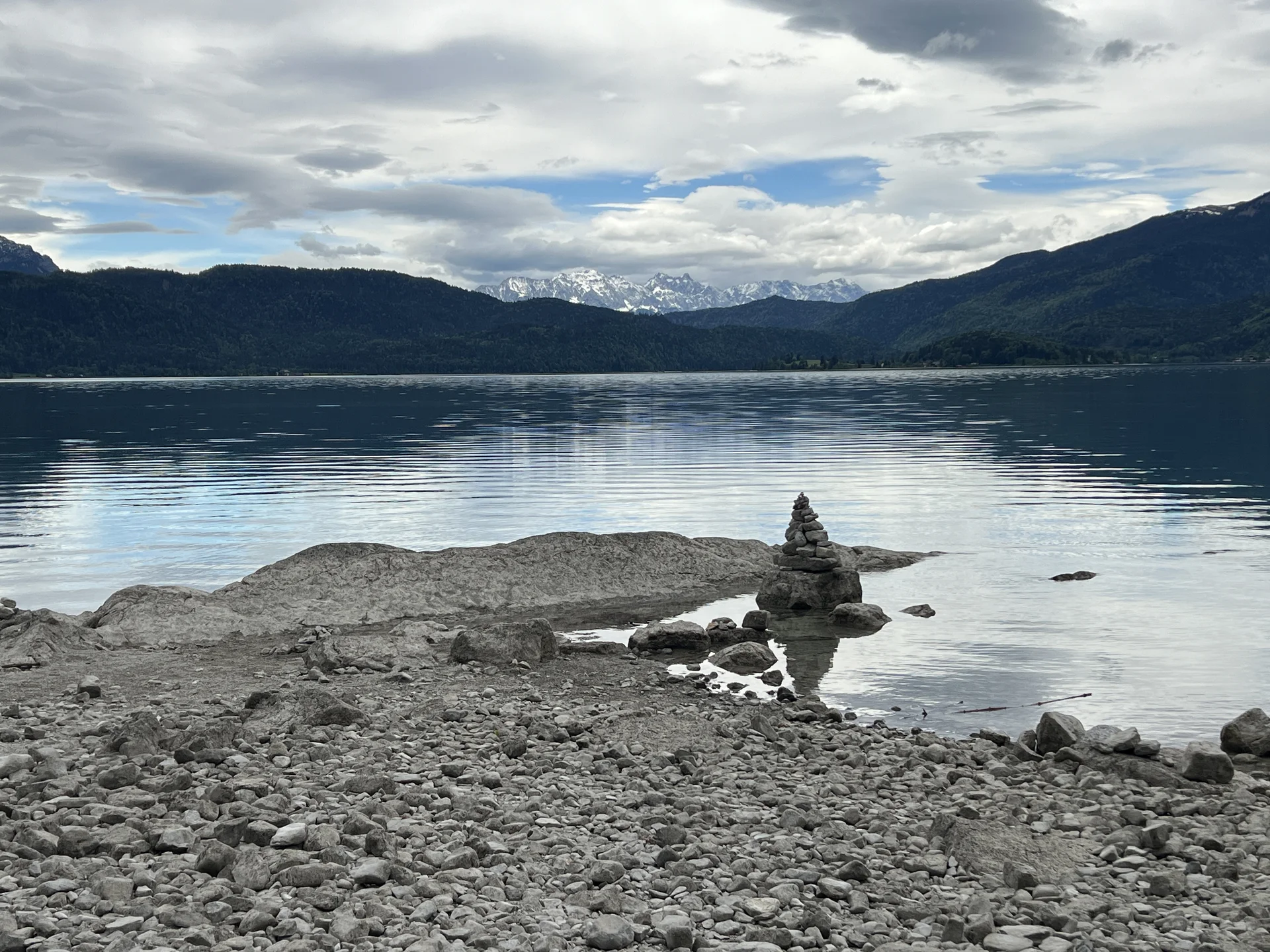 Am Walchensee, im Hintergrund das Wettersteingebirge | © DAV Augsburg Senioren