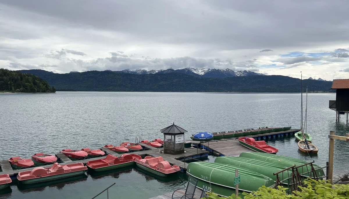 Blick über den Walchensee von Urfeld aus, im Hintergrund der Karwendel | © DAV Augsburg Senioren