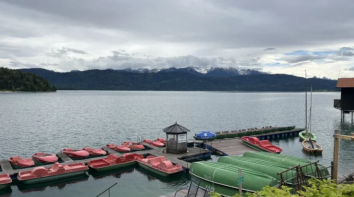 Blick über den Walchensee von Urfeld aus, im Hintergrund der Karwendel | © DAV Augsburg Senioren