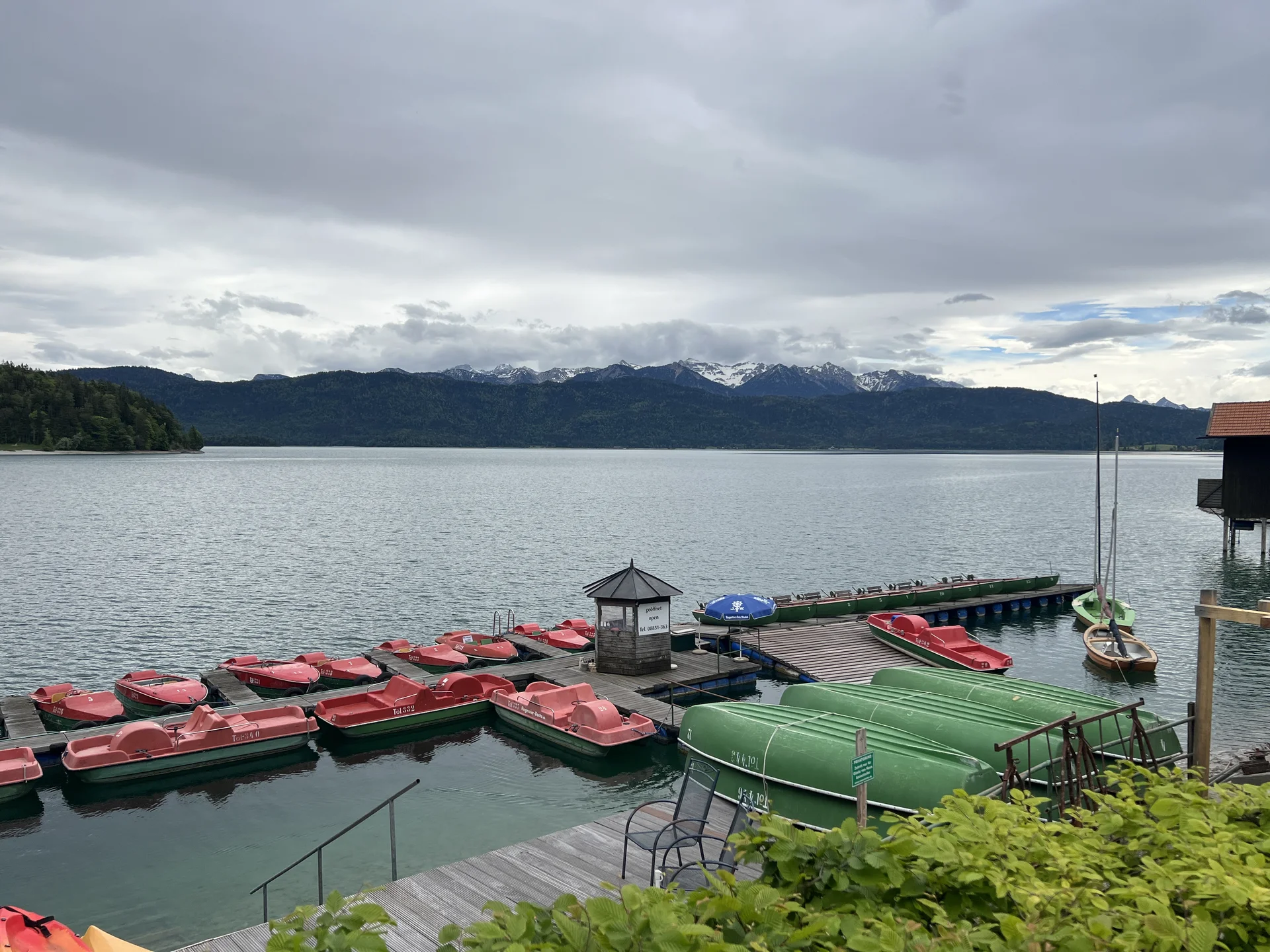 Blick über den Walchensee von Urfeld aus, im Hintergrund der Karwendel | © DAV Augsburg Senioren