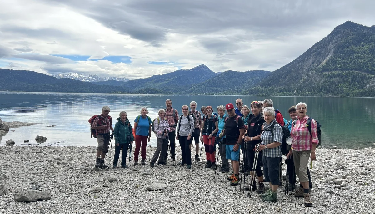 Gruppen A & B nach dem Abstieg am Walchensee; im Hintergrund v.l.n.r. Wetterstein, Simetsberg und Herzogstand | © DAV Augsburg Senioren