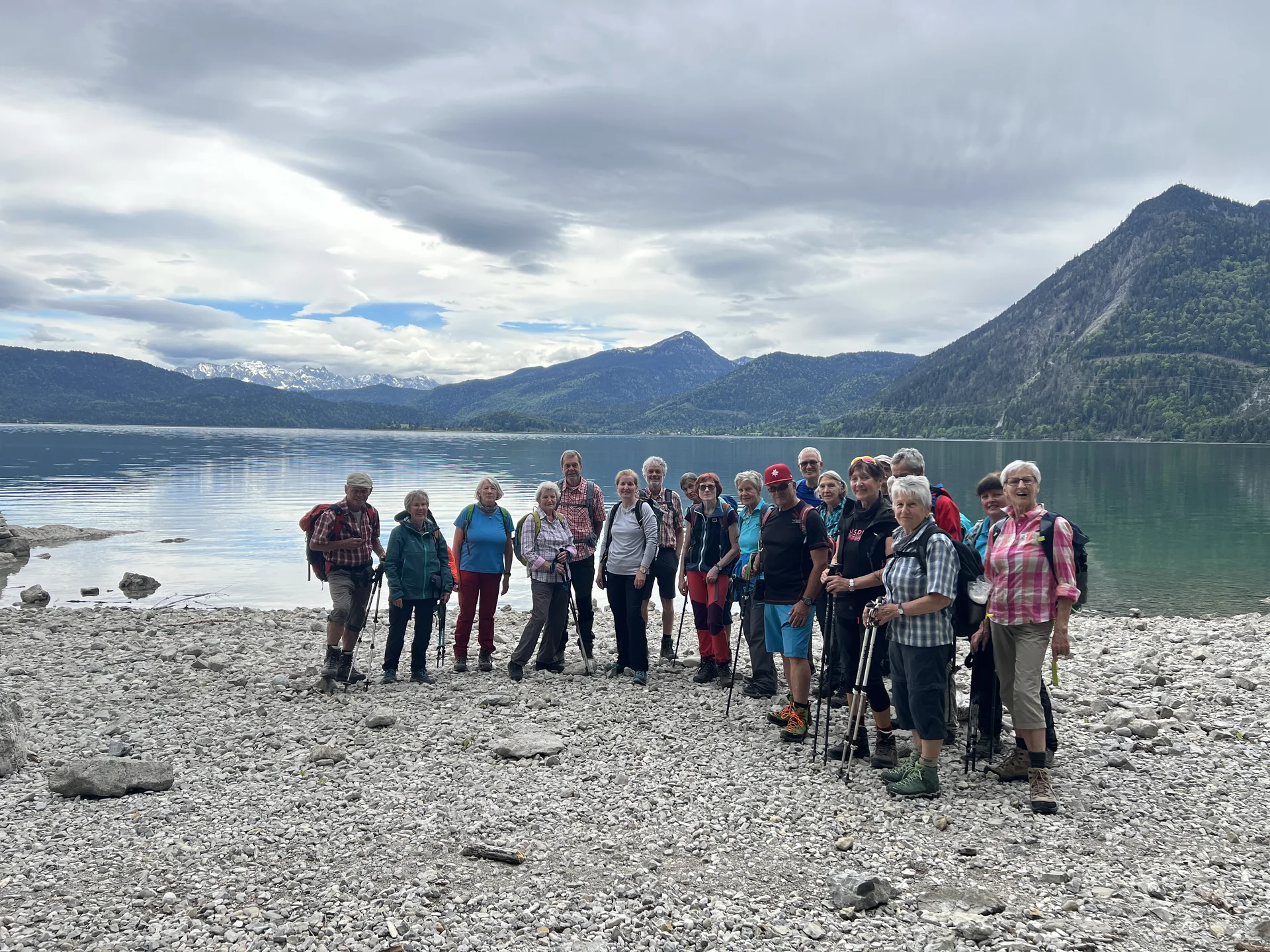 Gruppen A & B nach dem Abstieg am Walchensee; im Hintergrund v.l.n.r. Wetterstein, Simetsberg und Herzogstand | © DAV Augsburg Senioren