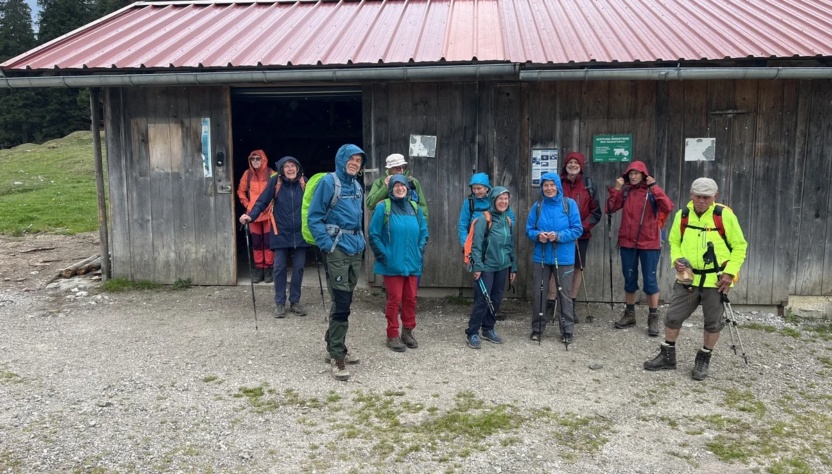 Gruppe A an der Jocheralm, leichter Regen zieht durch | © DAV Augsburg Senioren