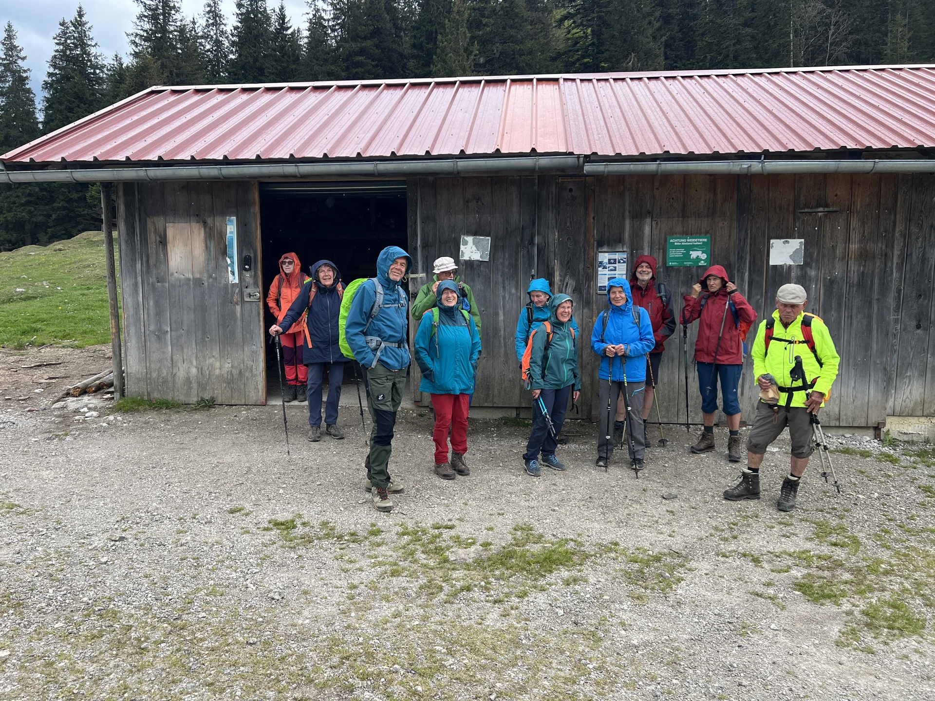 Gruppe A an der Jocheralm, leichter Regen zieht durch | © DAV Augsburg Senioren