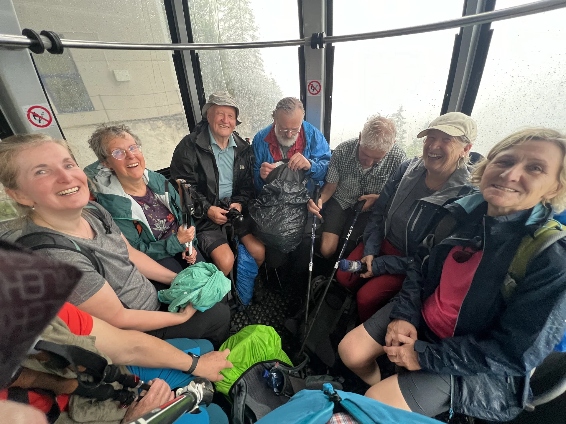 Gruppe A bei der Talfahrt - dicht gedrängt und guter Laune | © DAV Augsburg Senioren