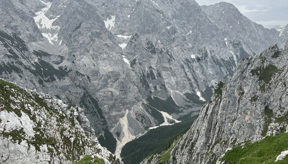 Tiefblick von der Mauerscharte ins Reintal vor dem Abstieg ins Gassental - in der Mitte: Hochwanner | © DAV Augsburg Senioren