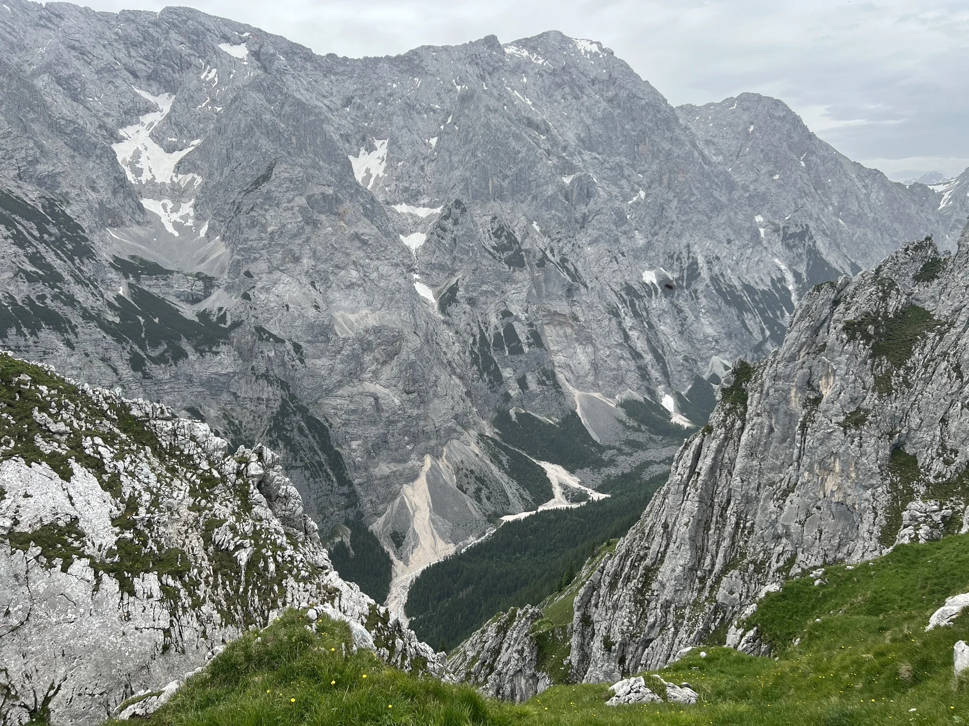 Tiefblick von der Mauerscharte ins Reintal vor dem Abstieg ins Gassental - in der Mitte: Hochwanner | © DAV Augsburg Senioren