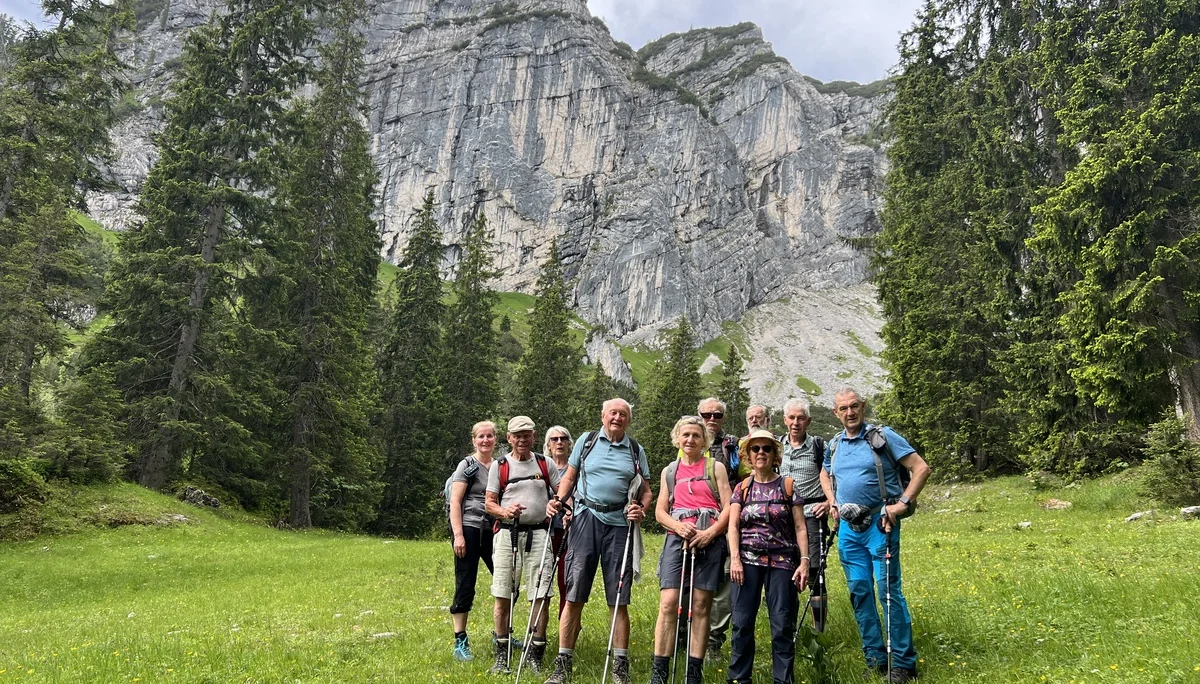 Sommerlich grüne Schipiste beim Bernadeinlift - Blick auf die Bernadeinwände | © DAV Augsburg Senioren