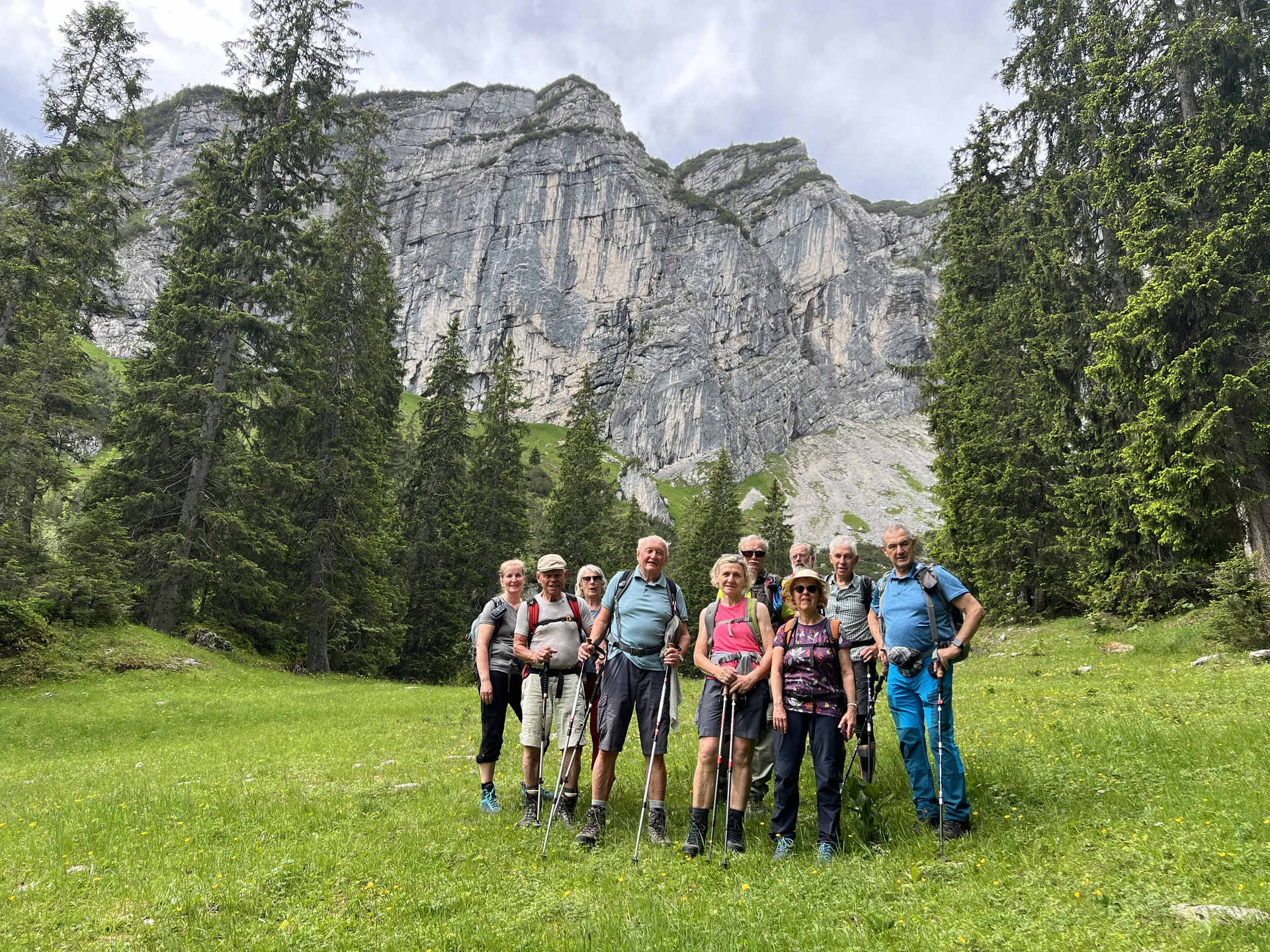 Sommerlich grüne Schipiste beim Bernadeinlift - Blick auf die Bernadeinwände | © DAV Augsburg Senioren