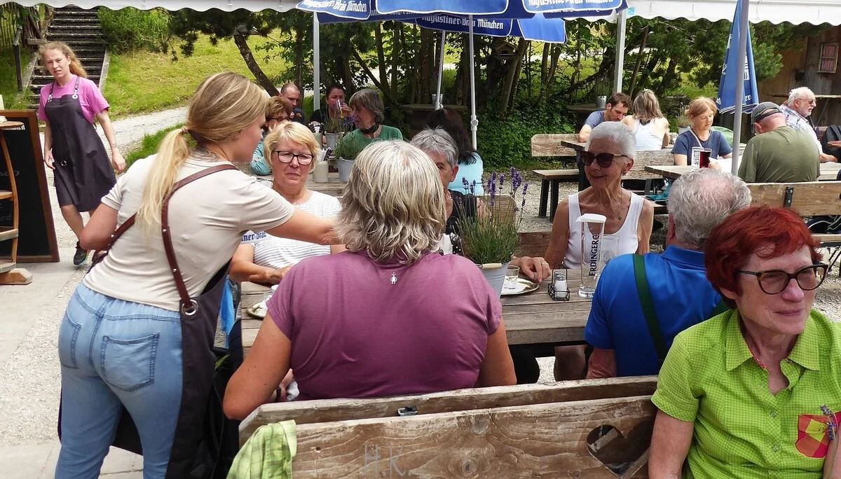 Einkehr in der Kaiserschmarrn Alm | © DAV Augsburg Senioren