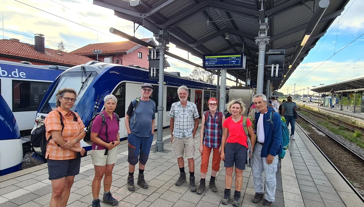 Warten auf den Zug in Holzkirchen | © DAV Augsburg Senioren