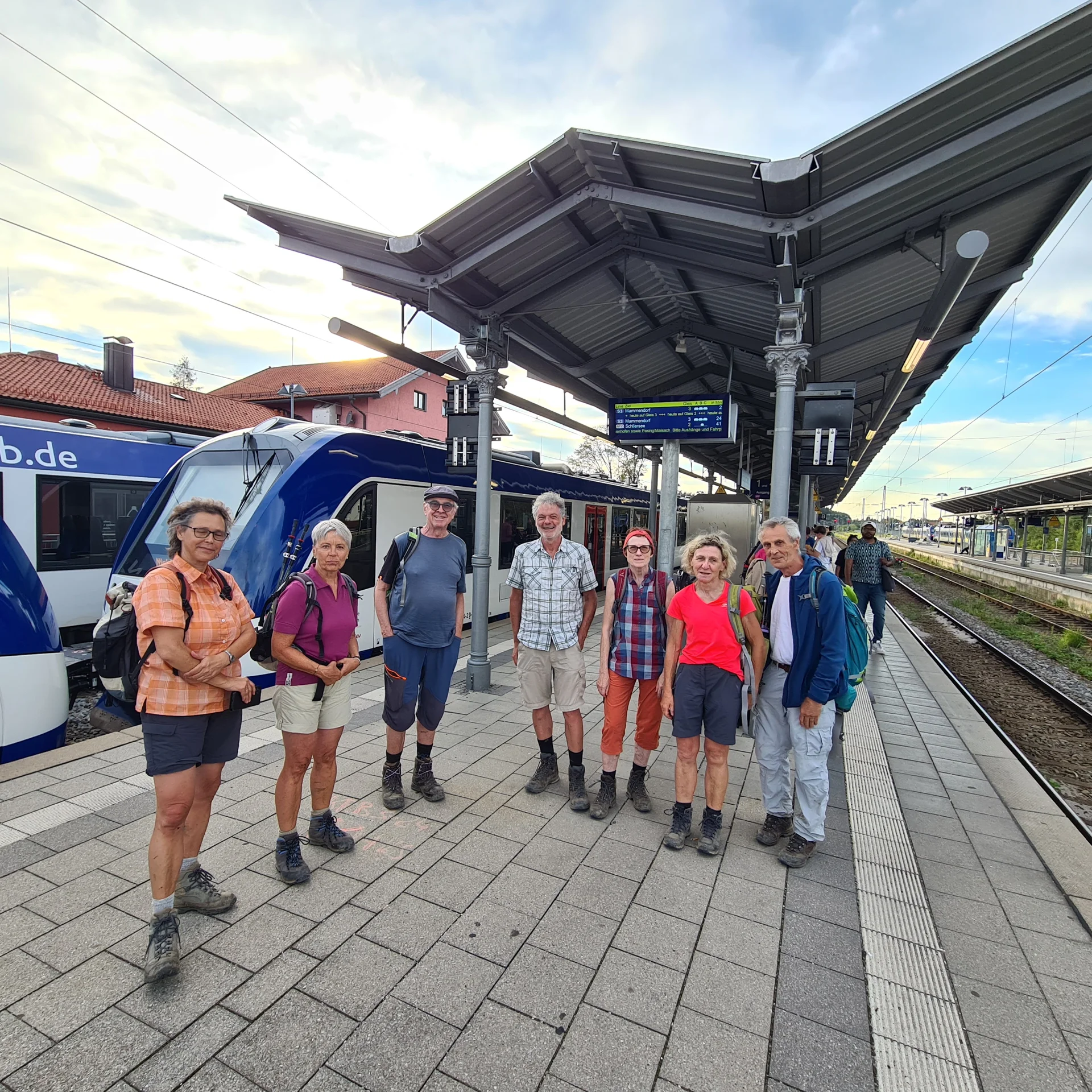 Warten auf den Zug in Holzkirchen | © DAV Augsburg Senioren