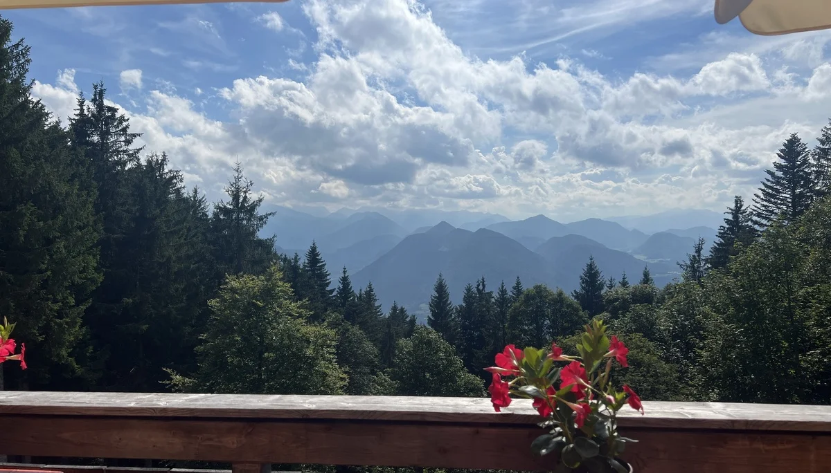 Blick von der Terrasse der Lenggrieser Hütte ins Isartal | © DAV Augsburg Senioren
