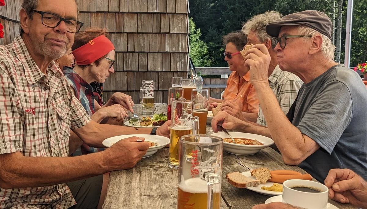 Verdiente Rast in der Lenggrieser Hütte | © DAV Augsburg Senioren