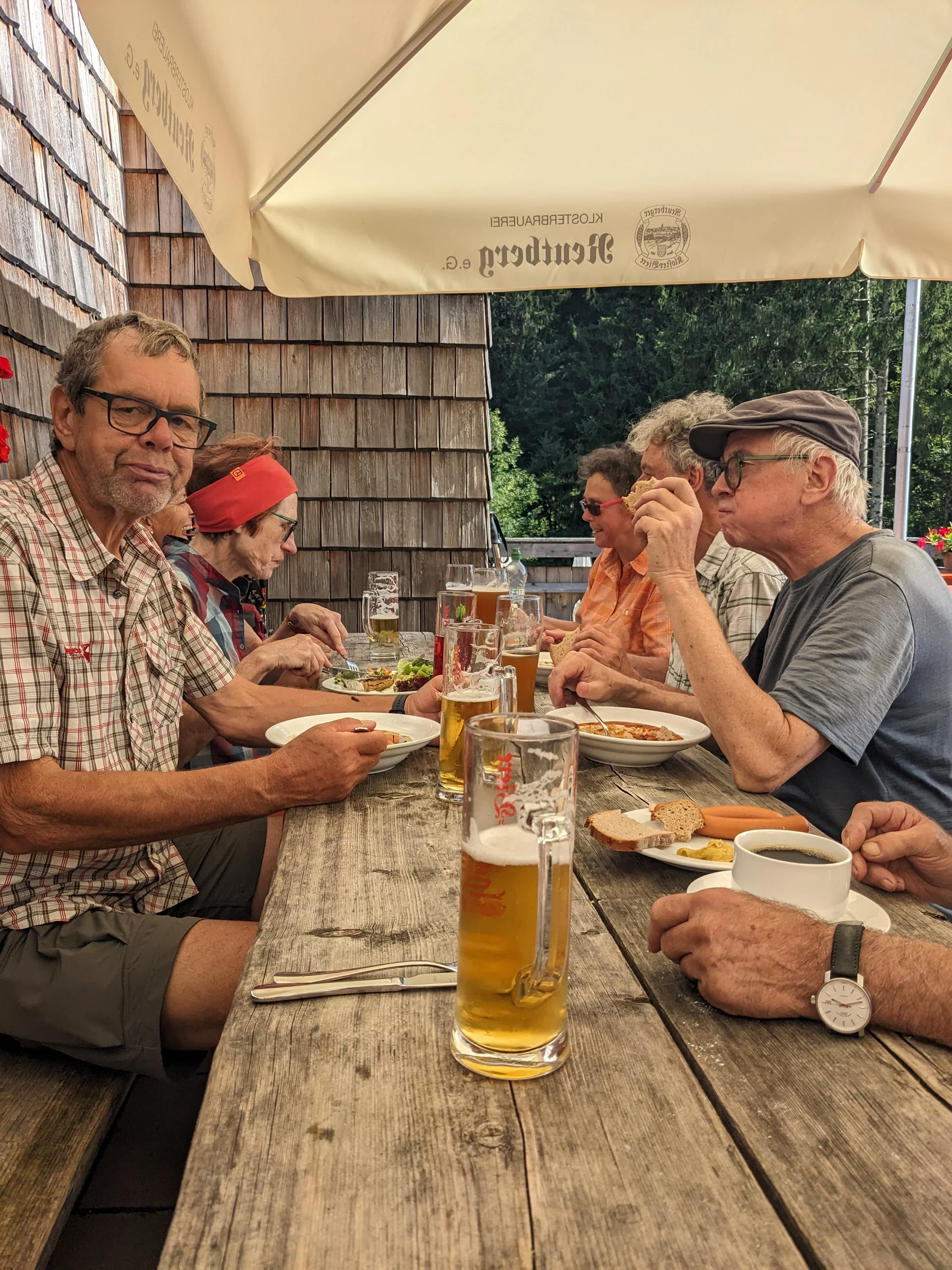 Verdiente Rast in der Lenggrieser Hütte | © DAV Augsburg Senioren