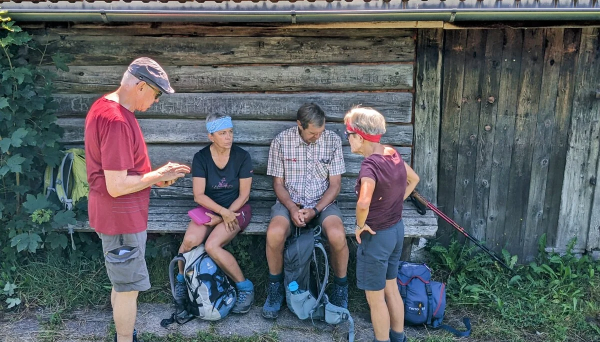 Verpflegung aus dem Rucksack an der geschlossenen Saloberalm | © DAV Augsburg Senioren
