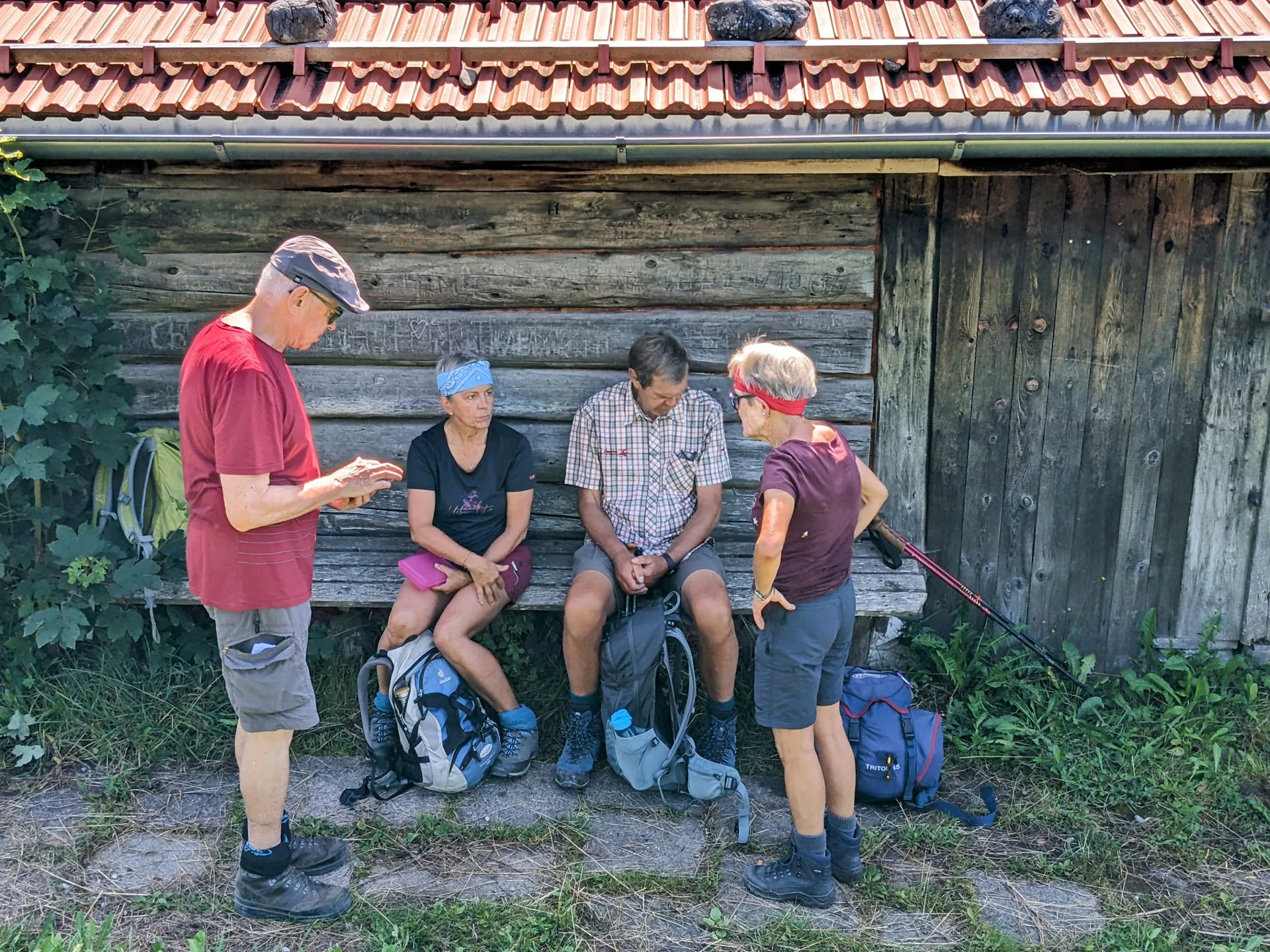 Verpflegung aus dem Rucksack an der geschlossenen Saloberalm | © DAV Augsburg Senioren