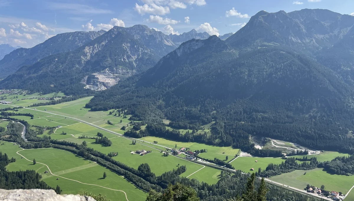Blick vom Falkenstein ins Vilstal und die Tannheimer Berge | © DAV Augsburg Senioren