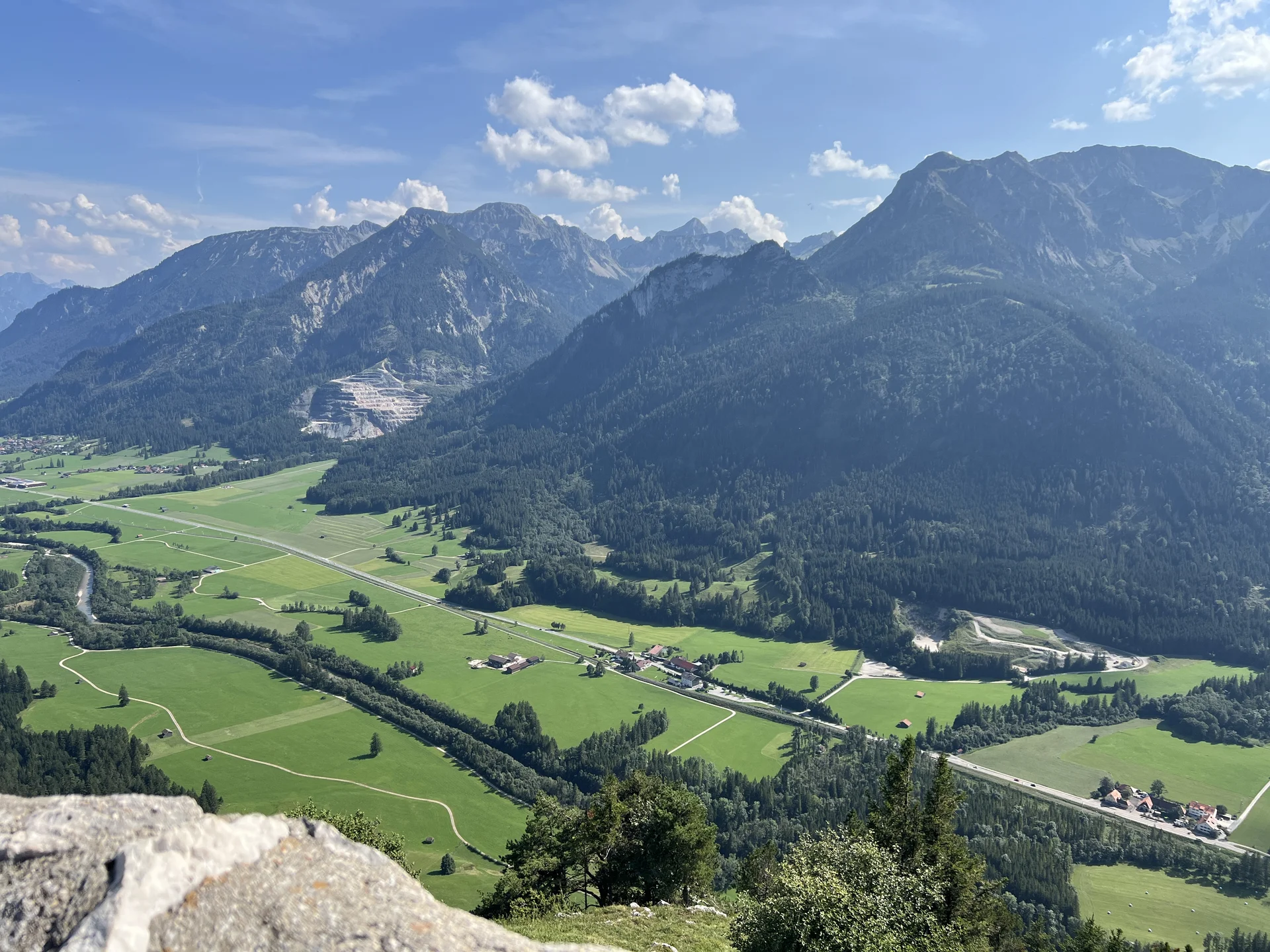 Blick vom Falkenstein ins Vilstal und die Tannheimer Berge | © DAV Augsburg Senioren