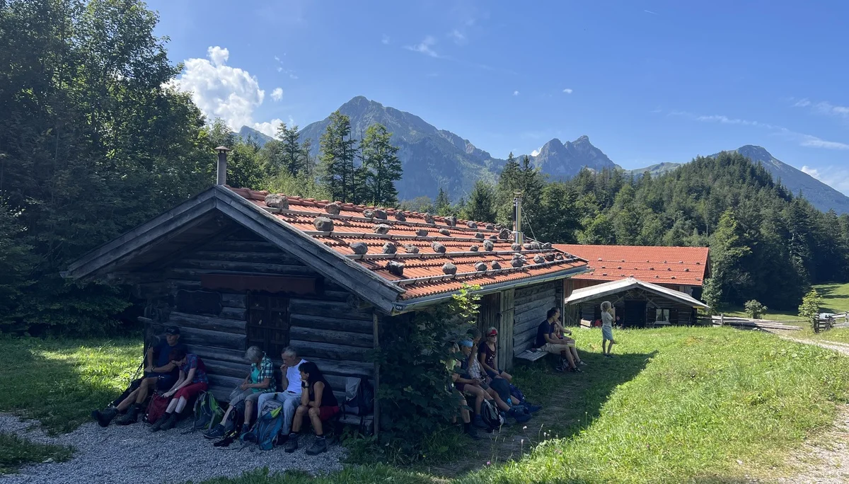 Verpflegung aus dem Rucksack an der geschlossenen Saloberalm | © DAV Augsburg Senioren