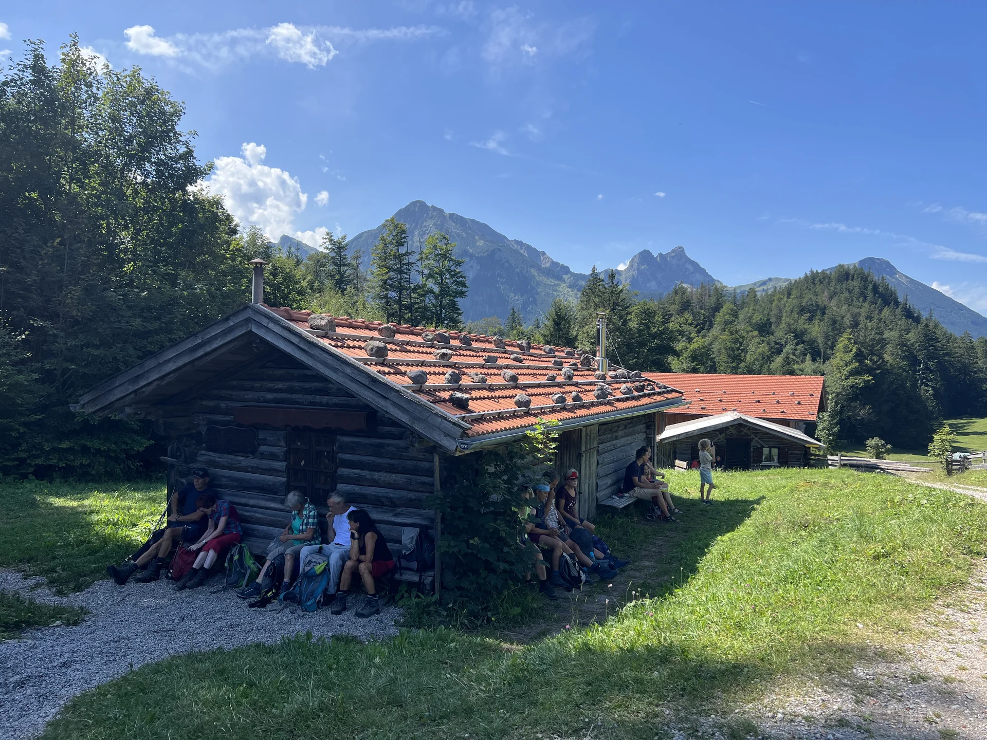 Verpflegung aus dem Rucksack an der geschlossenen Saloberalm | © DAV Augsburg Senioren
