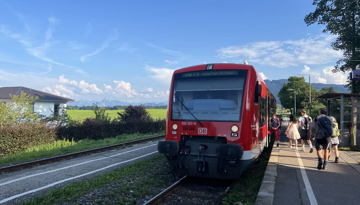 Die Regionalbahn wartet in Oy-Mittelberg | © DAV Augsburg Senioren