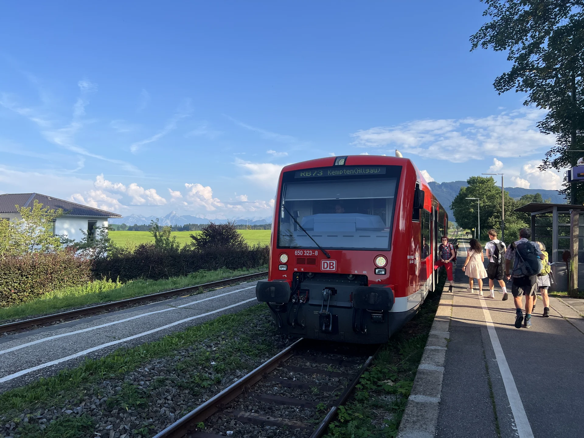 Die Regionalbahn wartet in Oy-Mittelberg | © DAV Augsburg Senioren