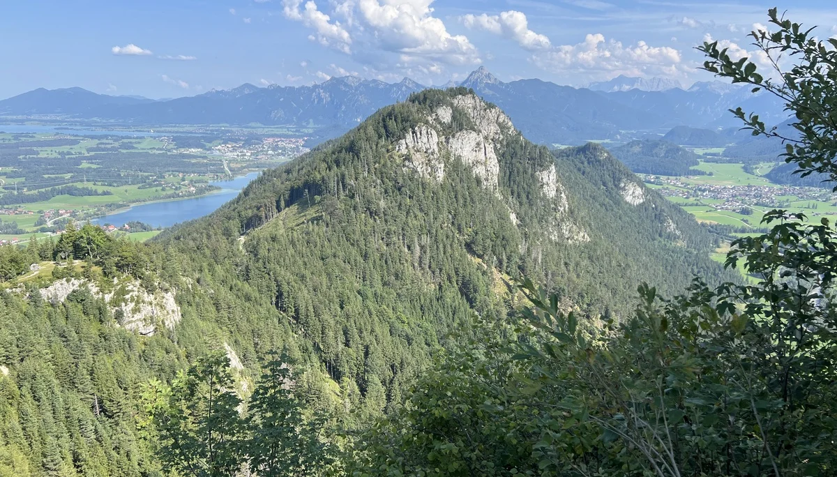 Blick vom Falkenstein auf Salober, Füssener Land und die Ammergauer Alpen | © DAV Augsburg Senioren
