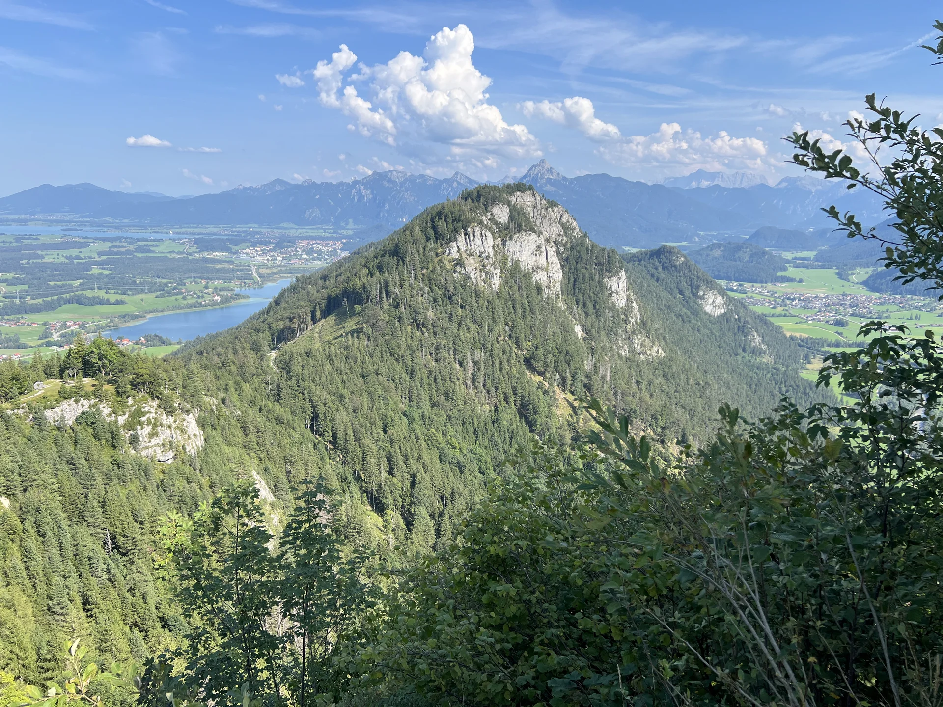 Blick vom Falkenstein auf Salober, Füssener Land und die Ammergauer Alpen | © DAV Augsburg Senioren