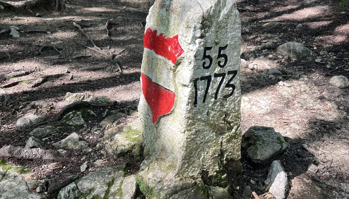 Alter österreichischer Grenzstein am Zirmgrat | © DAV Augsburg Senioren