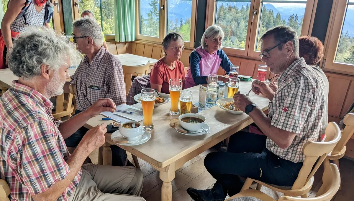 Mittagspause im Brünnsteinhaus | © DAV Augsburg Senioren