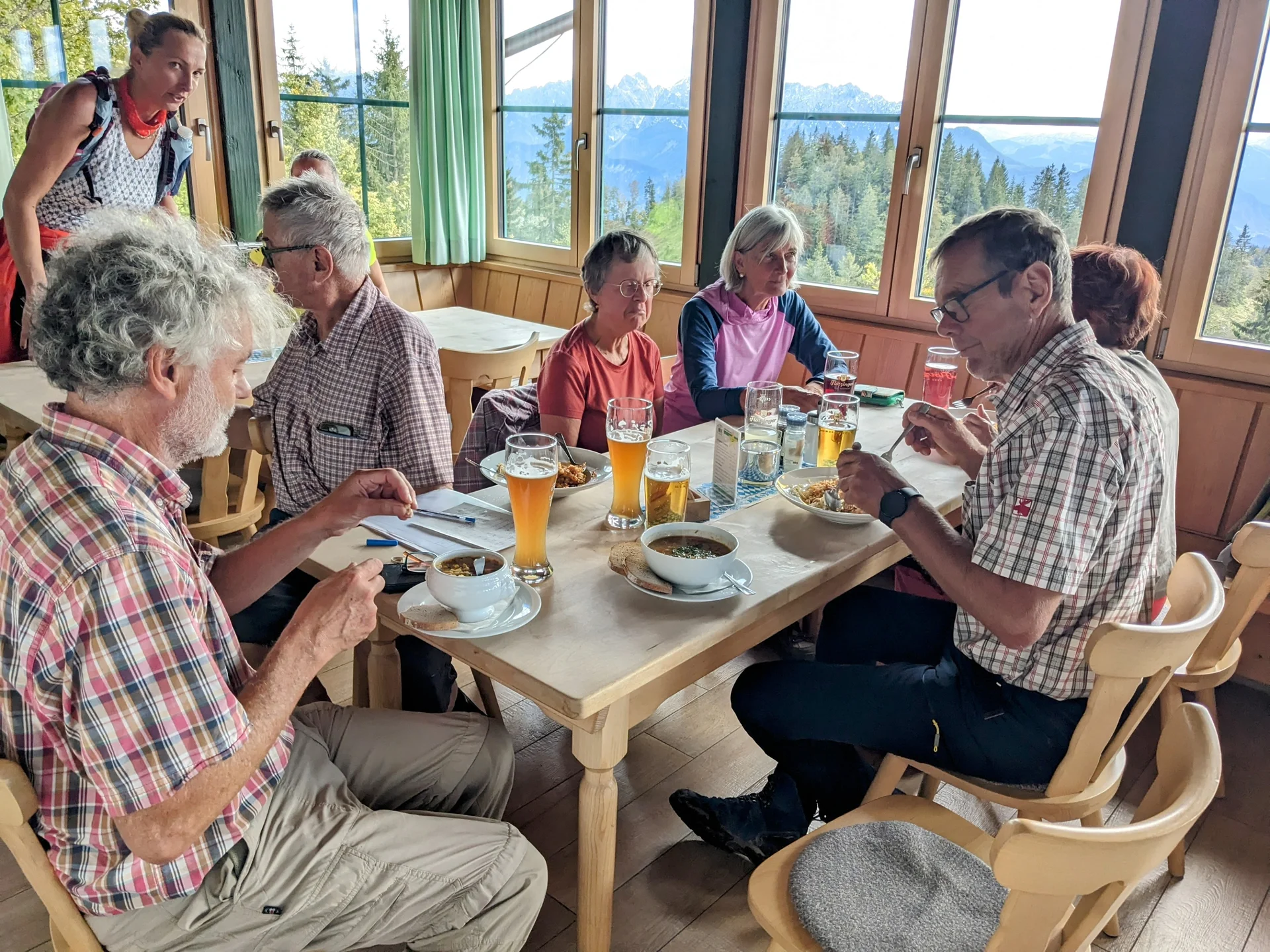 Mittagspause im Brünnsteinhaus | © DAV Augsburg Senioren