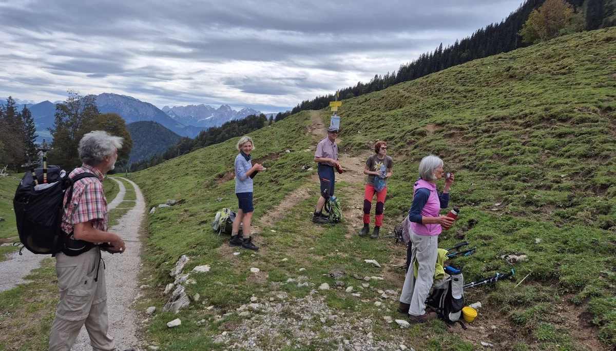 Aufstieg zum Brünnsteinhaus - an der Wegkreuzung bei der Groß-Alm | © DAV Augsburg Senioren