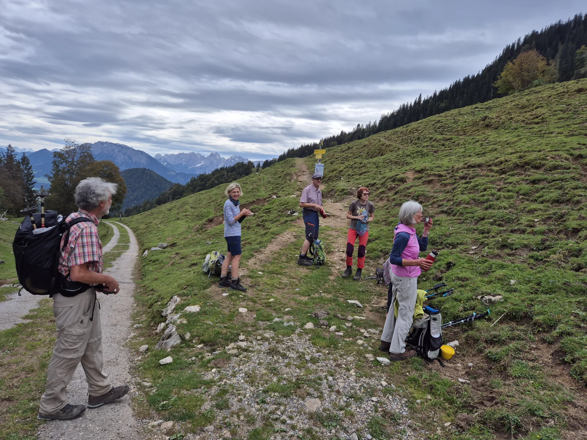 Aufstieg zum Brünnsteinhaus - an der Wegkreuzung bei der Groß-Alm | © DAV Augsburg Senioren