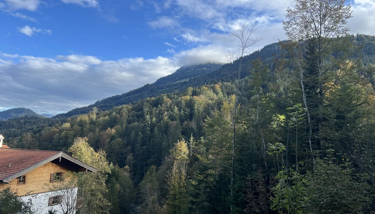 Abendlicher Blick vom Hotel Tatzelwurm auf den umwölkten Brünnstein | © DAV Augsburg Senioren