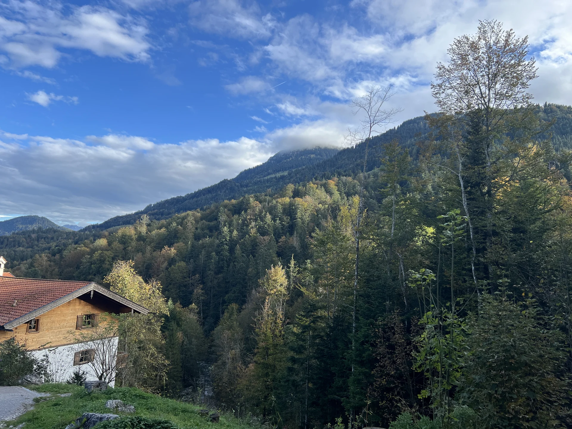 Abendlicher Blick vom Hotel Tatzelwurm auf den umwölkten Brünnstein | © DAV Augsburg Senioren