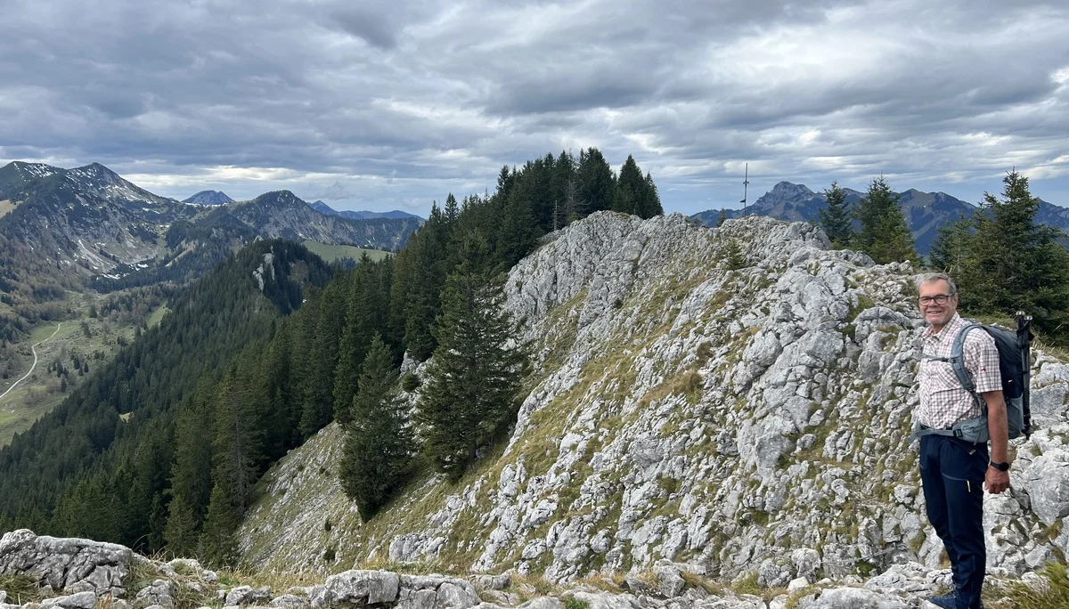 Am Brünnstein-Ostgipfel (1.619 m) - Ulrich macht sich bereit zum Abstieg | © DAV Augsburg Senioren