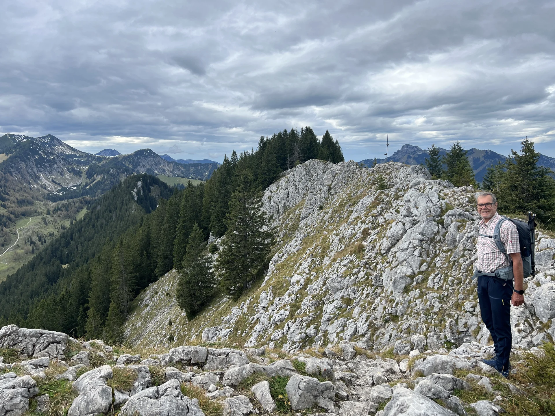 Am Brünnstein-Ostgipfel (1.619 m) - Ulrich macht sich bereit zum Abstieg | © DAV Augsburg Senioren